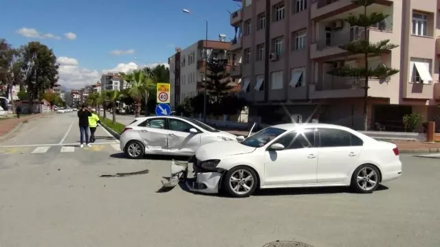 Otomobiller çarpıştı...Deniz bebek, bebe koltuğu sayesinde yara almadan kurtuldu Otomobiller çarpıştı...Deniz bebek, bebe koltuğu sayesinde yara almadan kurtuldu