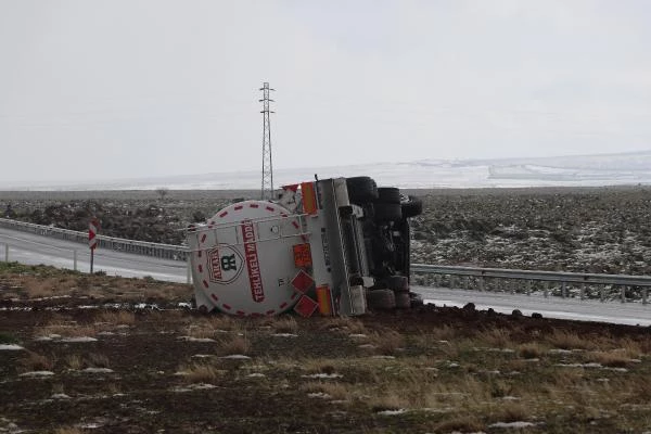 Diyarbakır'da akaryakıt tankeri devrildi; sürücü yaralı