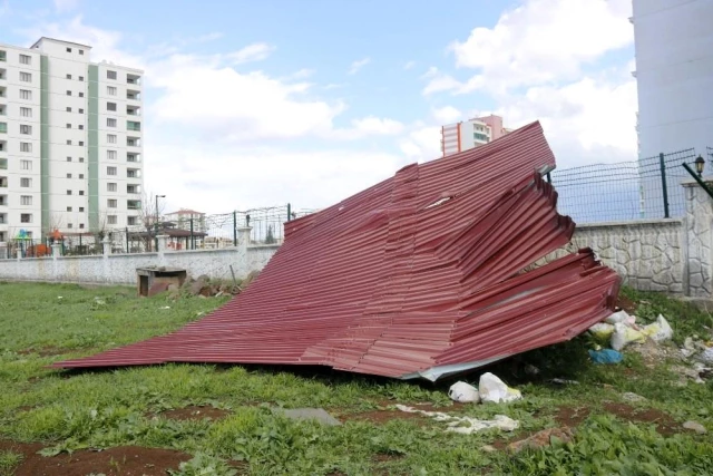 Şiddetli rüzgar 1 tonluk çatıyı böyle uçurdu