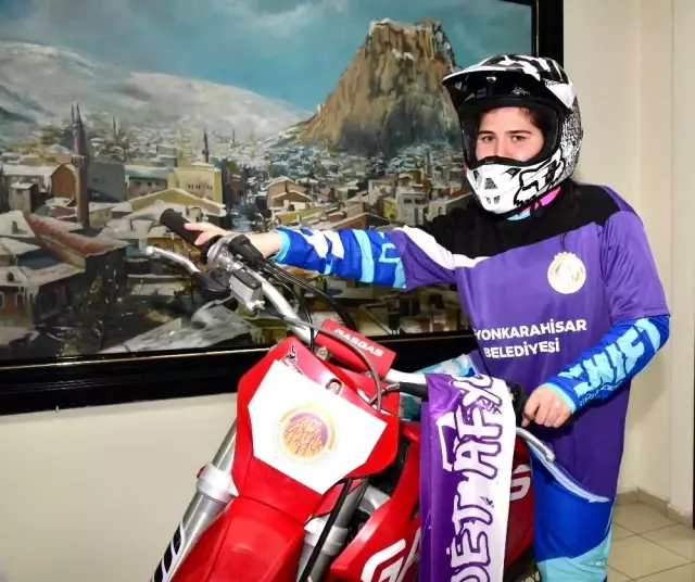 Dünya Motokros Şampiyonası'nda Türkiye'yi temsil edecek ilk kadın sporcu Irmak Yıldırım, kampa girdi Dünya Motokros Şampiyonası'nda Türkiye'yi temsil edecek ilk kadın sporcu Irmak Yıldırım, kampa girdi