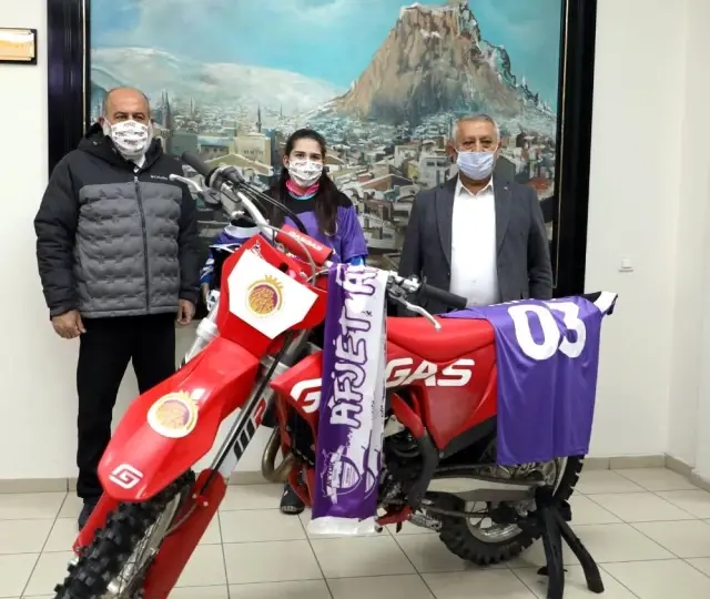 Dünya Motokros Şampiyonası'nda Türkiye'yi temsil edecek ilk kadın sporcu Irmak Yıldırım, kampa girdi Dünya Motokros Şampiyonası'nda Türkiye'yi temsil edecek ilk kadın sporcu Irmak Yıldırım, kampa girdi