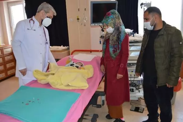 Efraim bebeğin yuttuğu iğne, 15 dakikalık operasyonla yemek borusundan alındı Efraim bebeğin yuttuğu iğne, 15 dakikalık operasyonla yemek borusundan alındı