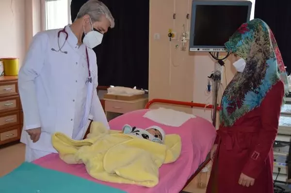 Efraim bebeğin yuttuğu iğne, 15 dakikalık operasyonla yemek borusundan alındı Efraim bebeğin yuttuğu iğne, 15 dakikalık operasyonla yemek borusundan alındı