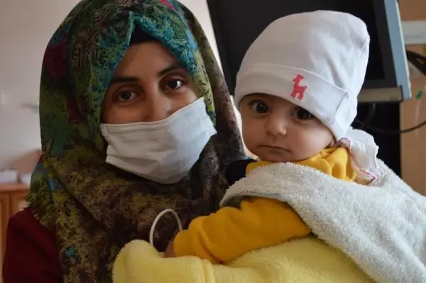Efraim bebeğin yuttuğu iğne, 15 dakikalık operasyonla yemek borusundan alındı Efraim bebeğin yuttuğu iğne, 15 dakikalık operasyonla yemek borusundan alındı