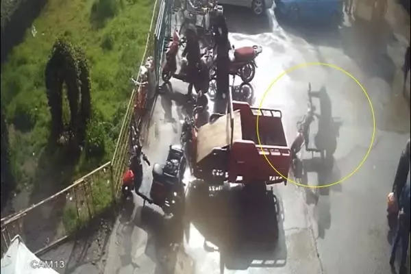 Son dakika haberi... Elektrikli bisiklet hırsızlığı kamerada Son dakika haberi... Elektrikli bisiklet hırsızlığı kamerada
