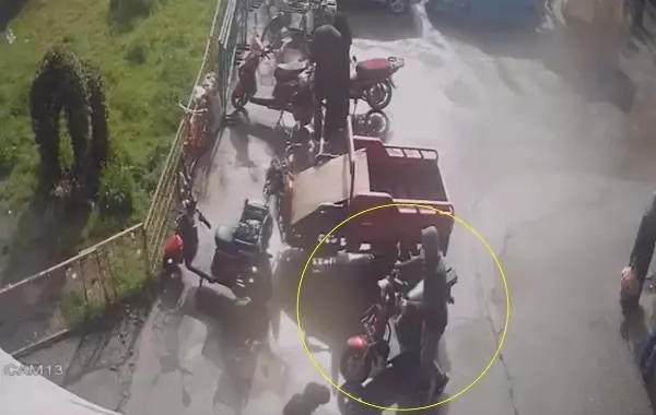Son dakika haberi... Elektrikli bisiklet hırsızlığı kamerada Son dakika haberi... Elektrikli bisiklet hırsızlığı kamerada