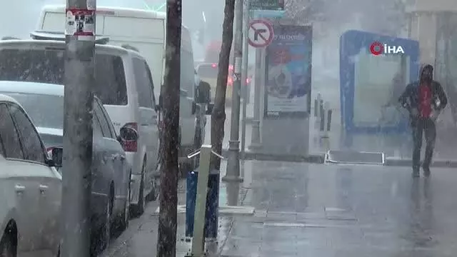 Erzurum'da şiddetli kar yağışı etkili oluyor Erzurum'da şiddetli kar yağışı etkili oluyor