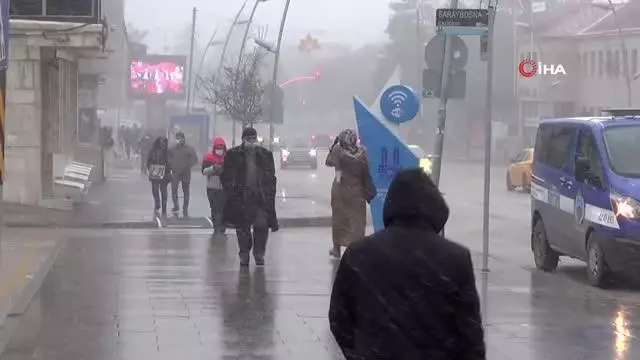 Erzurum'da şiddetli kar yağışı etkili oluyor Erzurum'da şiddetli kar yağışı etkili oluyor
