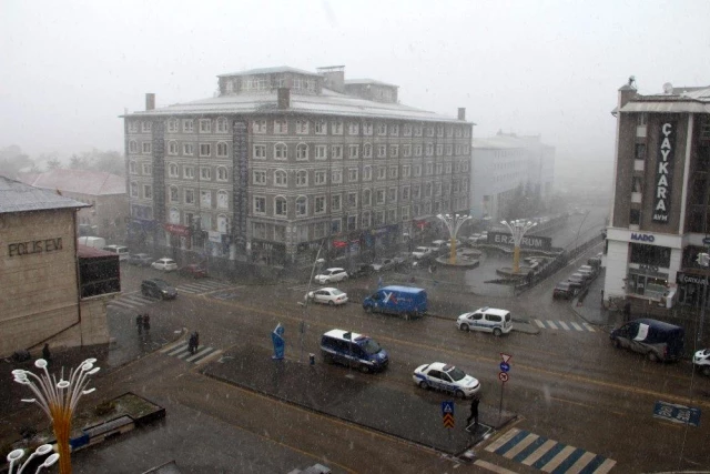 Erzurum'da şiddetli kar yağışı etkili oluyor