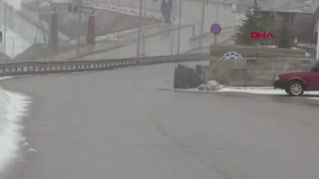 ERZURUM Tendürek Dağı'nda tipi; TIR sürücüleri yolda kaldı