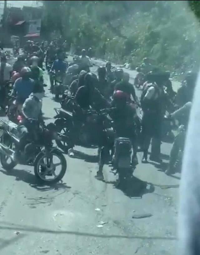 Film gibi olay! Eli silahlı isyancılardan milli takım otobüsüne operasyon Film gibi olay! Eli silahlı isyancılardan milli takım otobüsüne operasyon