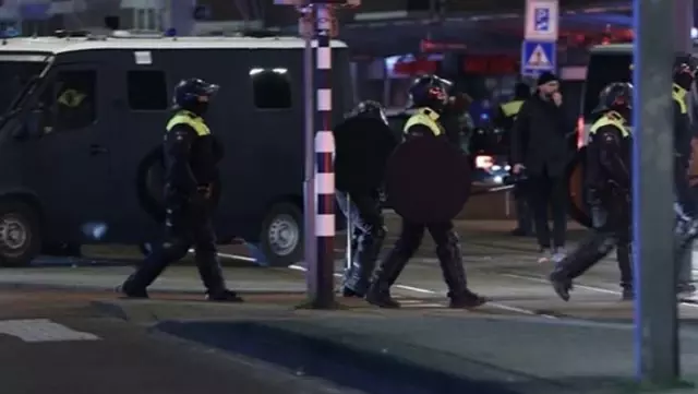 Hollanda Parlamentosu'ndaki bomba ihbarı asılsız çıktı Hollanda Parlamentosu'ndaki bomba ihbarı asılsız çıktı