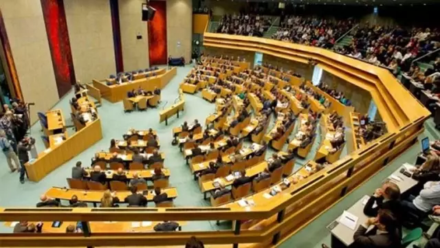 Hollanda Parlamentosu, bomba tehdidi nedeniyle boşaltıldı Hollanda Parlamentosu, bomba tehdidi nedeniyle boşaltıldı
