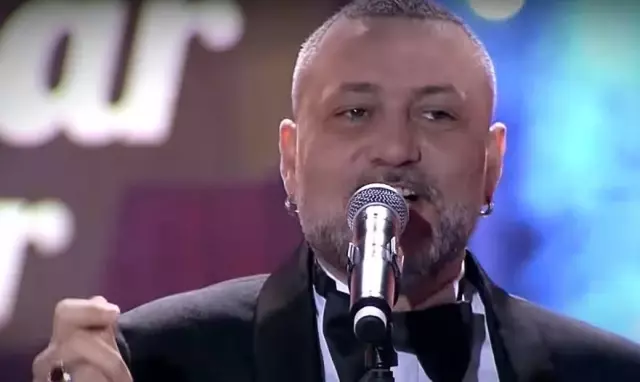 Hüsnü Şenlendirici kimdir? Hüsnü Şenlendirici hayatı ve biyografisi! Şarkıa Bizi Söyler Hüsnü Şenlendirici kaç yaşında, nereli? Hüsnü Şenlendirici kimdir? Hüsnü Şenlendirici hayatı ve biyografisi! Şarkıa Bizi Söyler Hüsnü Şenlendirici kaç yaşında, nereli?
