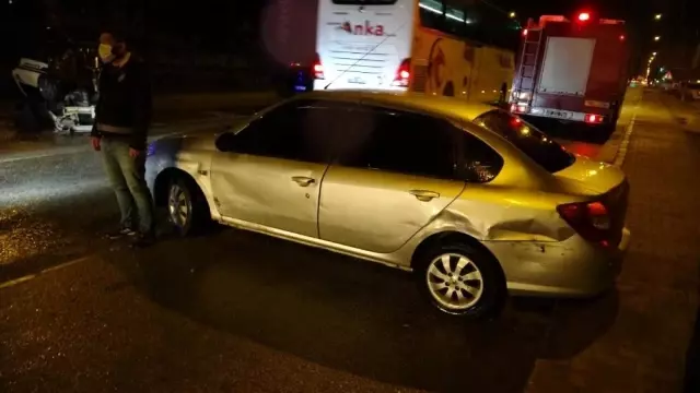 İki otomobile çarpan araç takla attı: 1 yaralı İki otomobile çarpan araç takla attı: 1 yaralı