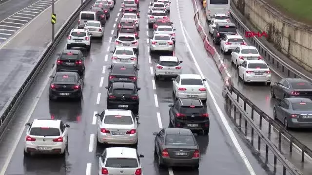 İSTANBUL'DA KAR NEDENİYLE TRAFİK YOĞUNLUĞU 2- İSTANBUL'DA KAR NEDENİYLE TRAFİK YOĞUNLUĞU 2-