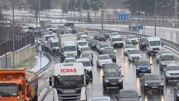 İSTANBUL'DA KAR NEDENİYLE TRAFİK YOĞUNLUĞU 2- İSTANBUL'DA KAR NEDENİYLE TRAFİK YOĞUNLUĞU 2-