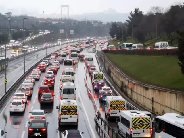 İstanbul'da kar nedeniyle trafik yoğunluğu yüzde 65'lere çıktı İstanbul'da kar nedeniyle trafik yoğunluğu yüzde 65'lere çıktı