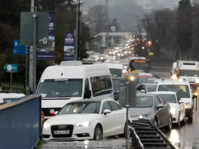 İstanbul'da kar nedeniyle trafik yoğunluğu yüzde 65'lere çıktı İstanbul'da kar nedeniyle trafik yoğunluğu yüzde 65'lere çıktı