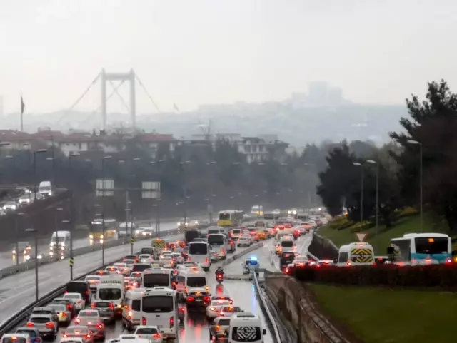 İstanbul'da kar nedeniyle trafik yoğunluğu yüzde 65'lere çıktı İstanbul'da kar nedeniyle trafik yoğunluğu yüzde 65'lere çıktı