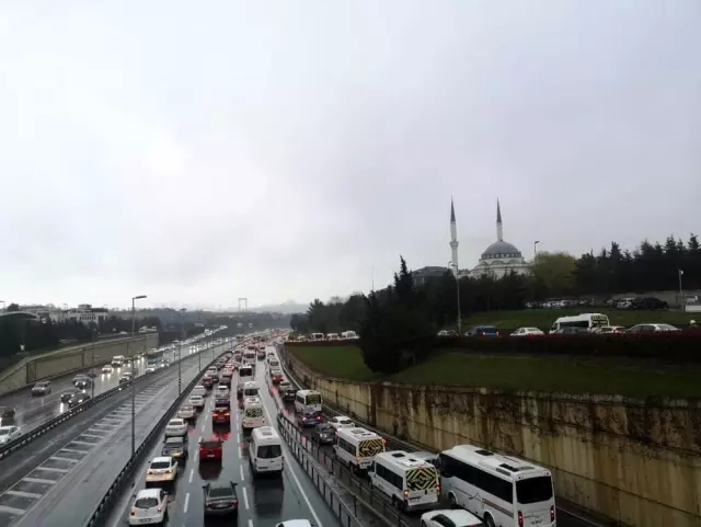 İstanbul'da kar nedeniyle trafik yoğunluğu yüzde 65'lere çıktı İstanbul'da kar nedeniyle trafik yoğunluğu yüzde 65'lere çıktı