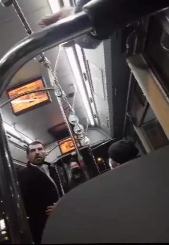 İstanbul'da otobüs şoförü yolcunun üzerine yürüdü, o anlar kamerada İstanbul'da otobüs şoförü yolcunun üzerine yürüdü, o anlar kamerada