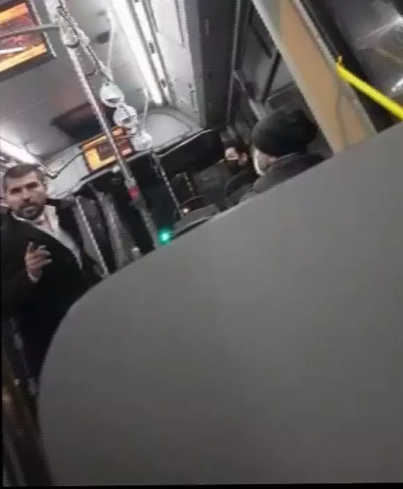İstanbul'da otobüs şoförü yolcunun üzerine yürüdü, o anlar kamerada İstanbul'da otobüs şoförü yolcunun üzerine yürüdü, o anlar kamerada