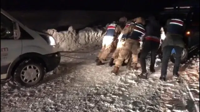 Son dakika genel: Kar ve tipi nedeniyle yolda kalan sürücülerin imdadına kahraman jandarma ekipleri yetişti Son dakika genel: Kar ve tipi nedeniyle yolda kalan sürücülerin imdadına kahraman jandarma ekipleri yetişti