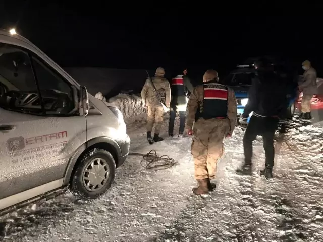 Son dakika genel: Kar ve tipi nedeniyle yolda kalan sürücülerin imdadına kahraman jandarma ekipleri yetişti Son dakika genel: Kar ve tipi nedeniyle yolda kalan sürücülerin imdadına kahraman jandarma ekipleri yetişti