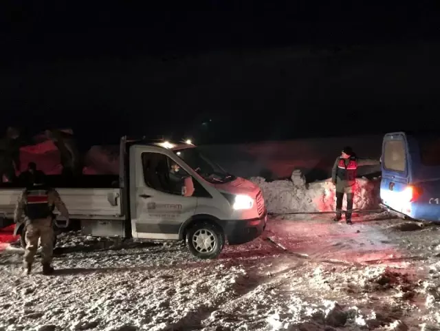Son dakika genel: Kar ve tipi nedeniyle yolda kalan sürücülerin imdadına kahraman jandarma ekipleri yetişti Son dakika genel: Kar ve tipi nedeniyle yolda kalan sürücülerin imdadına kahraman jandarma ekipleri yetişti