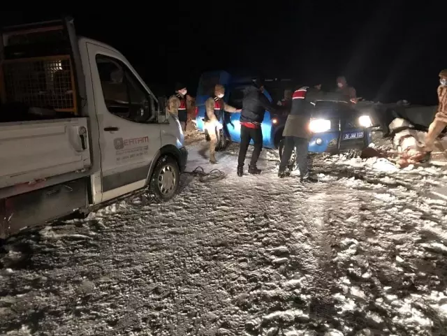 Son dakika genel: Kar ve tipi nedeniyle yolda kalan sürücülerin imdadına kahraman jandarma ekipleri yetişti Son dakika genel: Kar ve tipi nedeniyle yolda kalan sürücülerin imdadına kahraman jandarma ekipleri yetişti