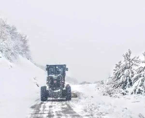 TRABZON Karadeniz'de kar nedeniyle 71 köy yolu kapandı TRABZON Karadeniz'de kar nedeniyle 71 köy yolu kapandı