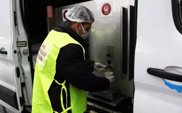 Keçiören'de vatandaşın içini ısıtan çorba ikramı Keçiören'de vatandaşın içini ısıtan çorba ikramı
