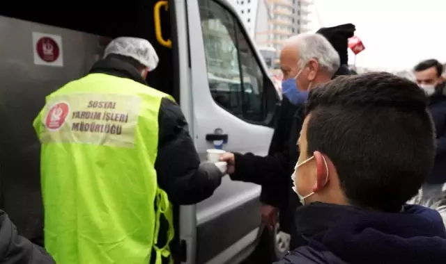 Keçiören'de vatandaşın içini ısıtan çorba ikramı Keçiören'de vatandaşın içini ısıtan çorba ikramı
