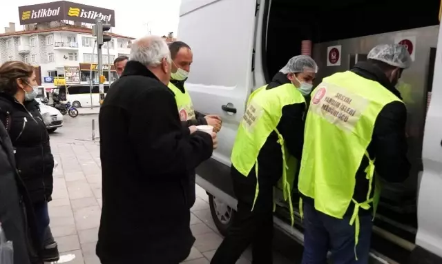 Keçiören'de vatandaşın içini ısıtan çorba ikramı Keçiören'de vatandaşın içini ısıtan çorba ikramı