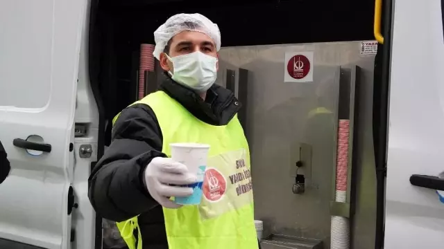 Keçiören'de vatandaşın içini ısıtan çorba ikramı Keçiören'de vatandaşın içini ısıtan çorba ikramı