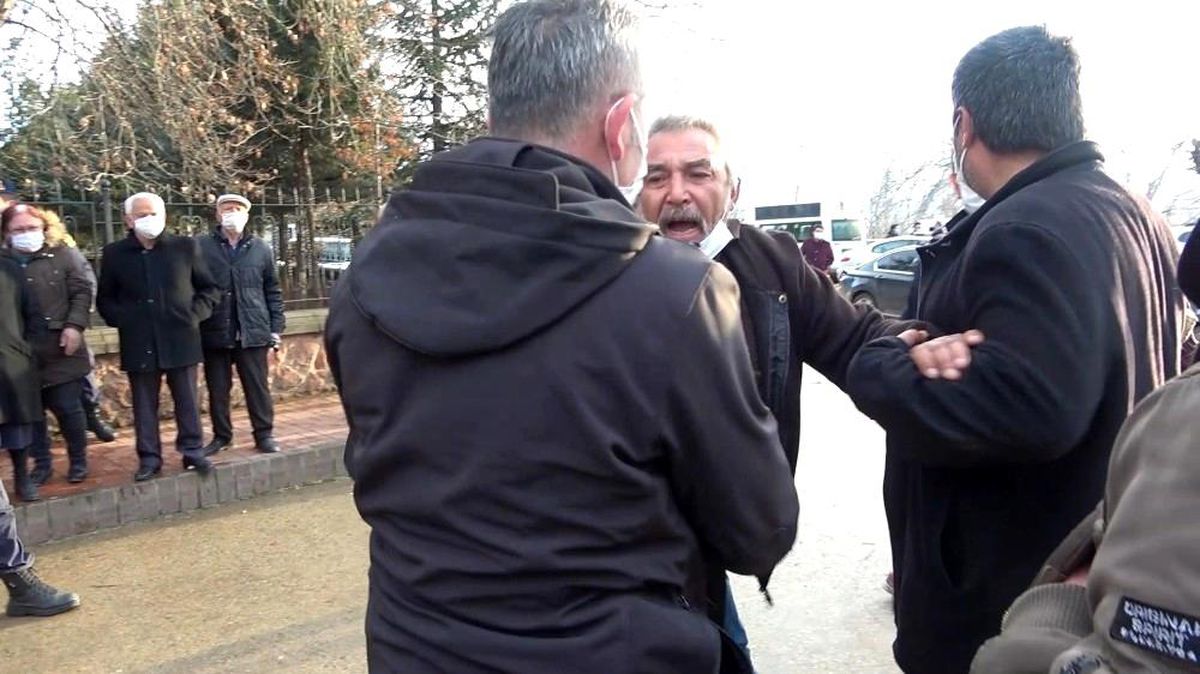 Kılıçdaroğlu'na 'Kurban olurum' dedi, korumalar engelledi- Dengesini kaybeden bastonlu vatandaş yere düştü- Kırıkkale'ye gelen CHP Genel Başkanı...