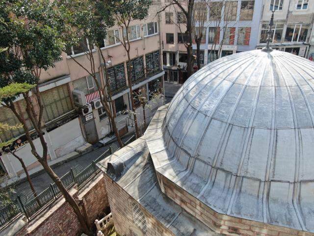 Kubbesinde tabut olan cami görenlerin ilgisini çekiyor