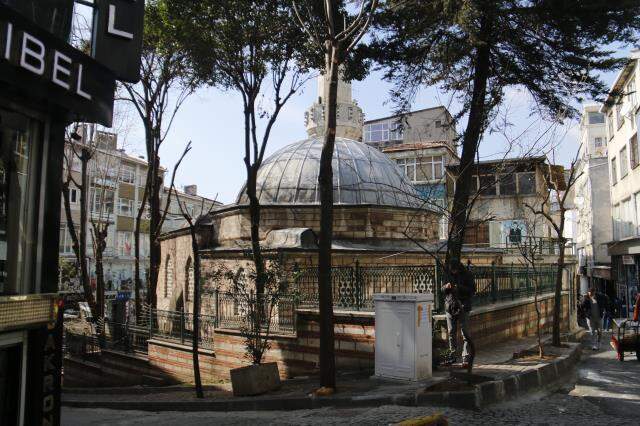Kubbesinde tabut olan cami görenlerin ilgisini çekiyor