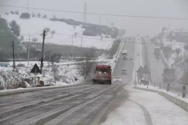 MANİSA Kula'da kar yağışı etkili oluyor MANİSA Kula'da kar yağışı etkili oluyor