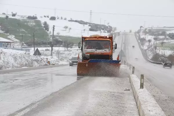 MANİSA Kula'da kar yağışı etkili oluyor MANİSA Kula'da kar yağışı etkili oluyor