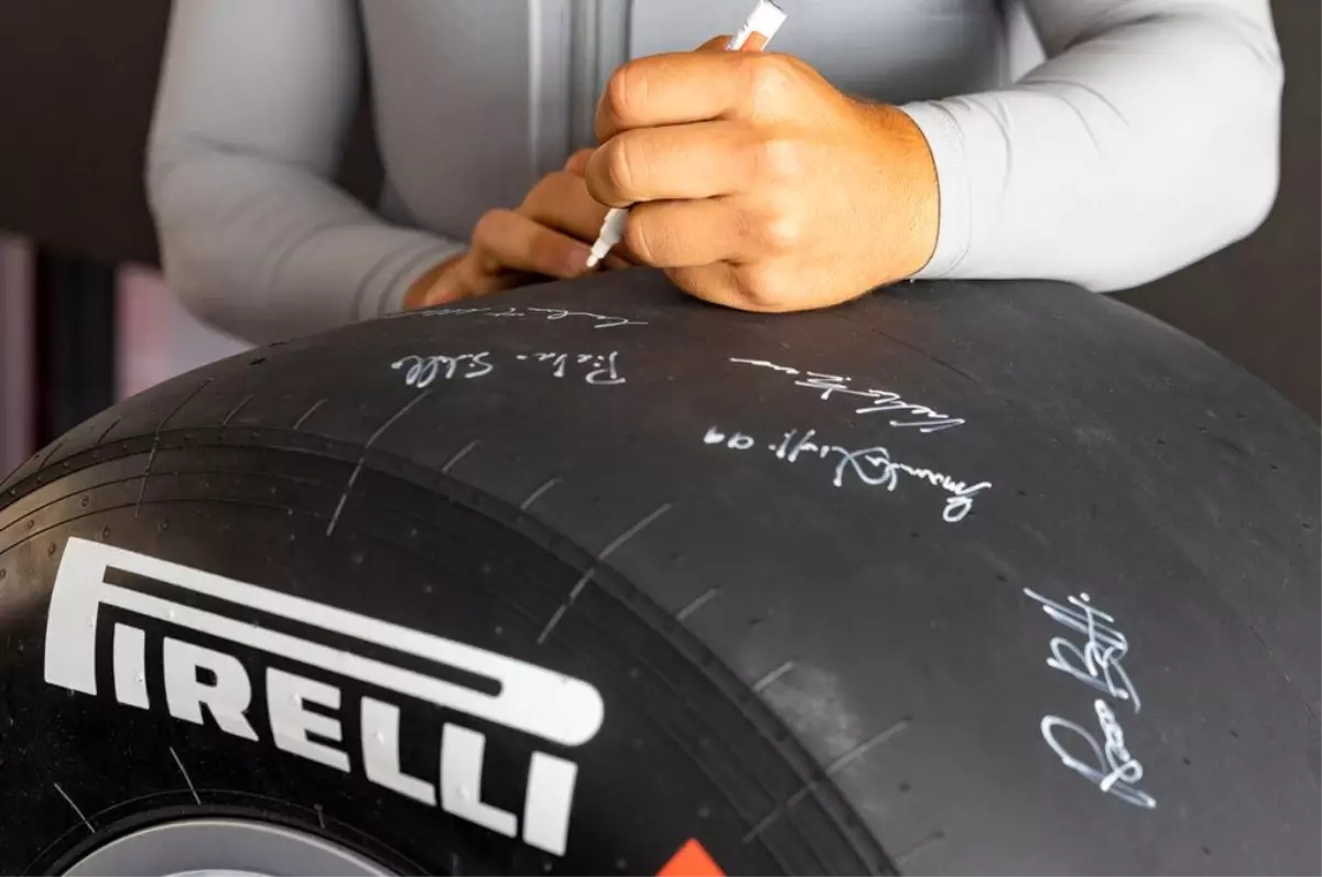 Luna Rossa Takımı'nın imzaladığı F1 lastiği açık artırmada!