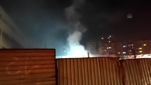 Son Dakika | Maltepe'de konteynerde çıkan yangın itfaiye ekiplerince söndürüldü Son Dakika | Maltepe'de konteynerde çıkan yangın itfaiye ekiplerince söndürüldü