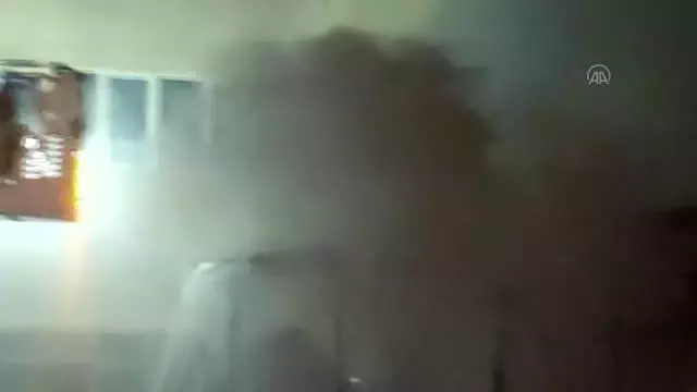 Son Dakika | Maltepe'de konteynerde çıkan yangın itfaiye ekiplerince söndürüldü Son Dakika | Maltepe'de konteynerde çıkan yangın itfaiye ekiplerince söndürüldü