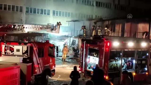 Son Dakika | Maltepe'de konteynerde çıkan yangın itfaiye ekiplerince söndürüldü Son Dakika | Maltepe'de konteynerde çıkan yangın itfaiye ekiplerince söndürüldü