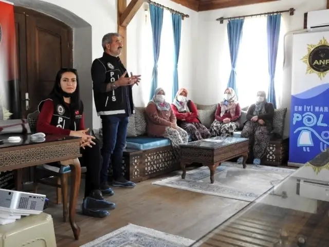 Narkotik polisi anne ve anne adaylarına uyuşturucu ile mücadeleyi anlattı Narkotik polisi anne ve anne adaylarına uyuşturucu ile mücadeleyi anlattı