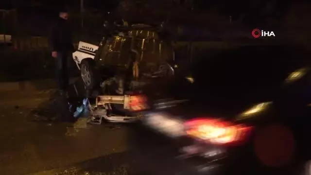 İki otomobile çarpan araç takla attı: 1 yaralı İki otomobile çarpan araç takla attı: 1 yaralı