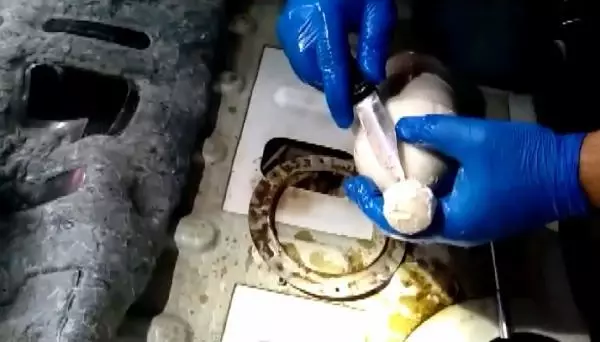 Otomobilin yakıt deposuna gizlenmiş 5 kilo metamfetamin ele geçirildi Otomobilin yakıt deposuna gizlenmiş 5 kilo metamfetamin ele geçirildi
