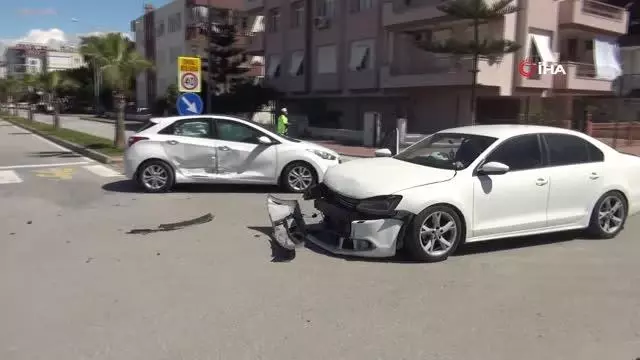 Otomobiller çarpıştı...Deniz bebek, bebe koltuğu sayesinde yara almadan kurtuldu Otomobiller çarpıştı...Deniz bebek, bebe koltuğu sayesinde yara almadan kurtuldu
