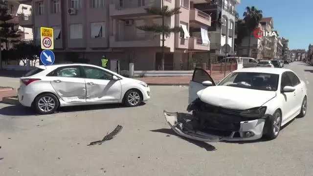 Otomobiller çarpıştı...Deniz bebek, bebe koltuğu sayesinde yara almadan kurtuldu Otomobiller çarpıştı...Deniz bebek, bebe koltuğu sayesinde yara almadan kurtuldu